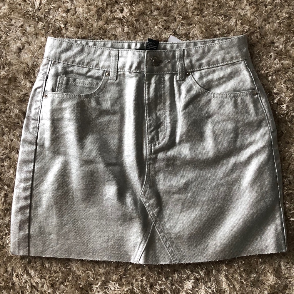 F21 SILVER METALLIC SKIRT - Medium